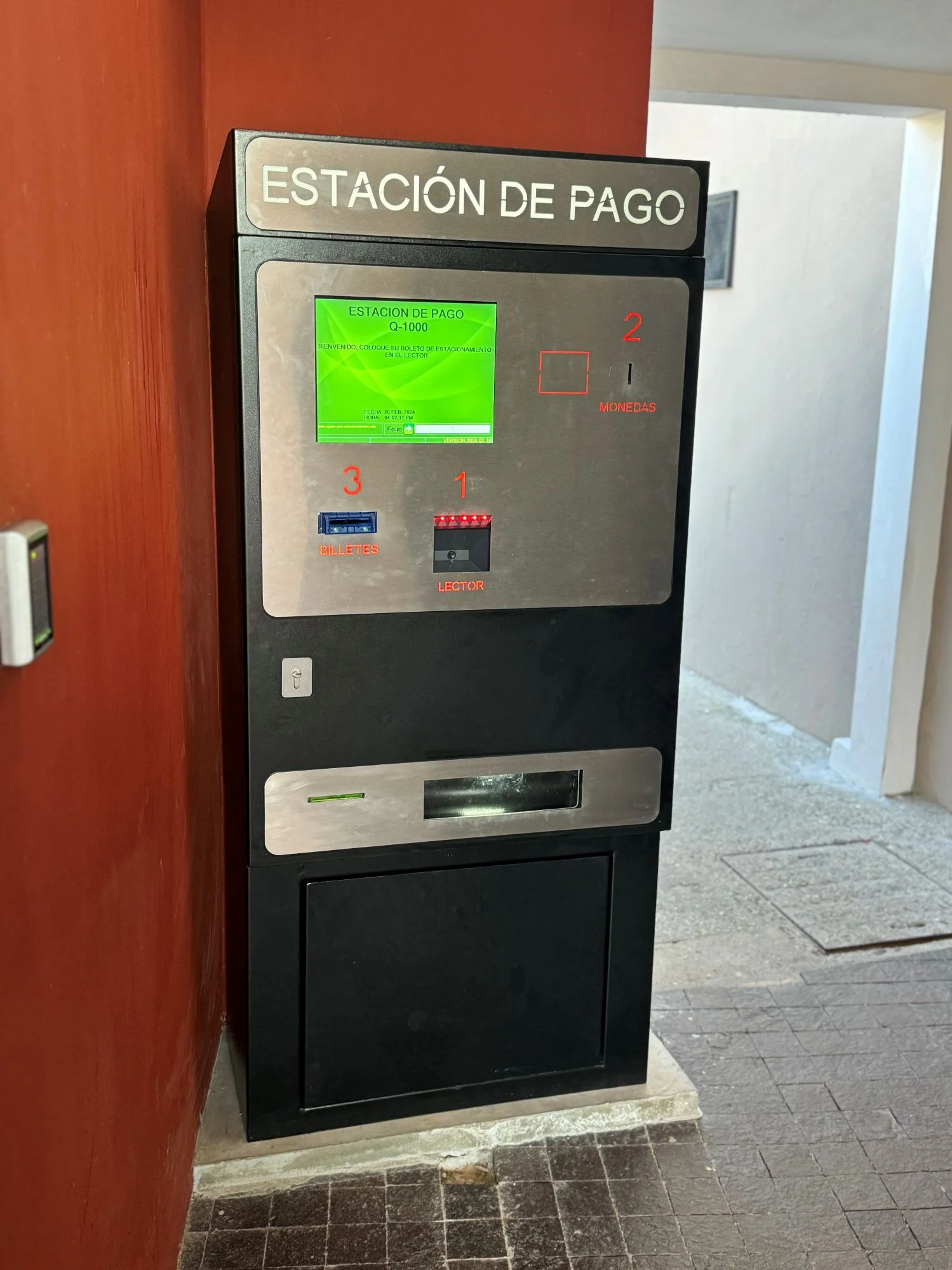 Cajero Q1000 con reportes en la nube para control de estacionamientos