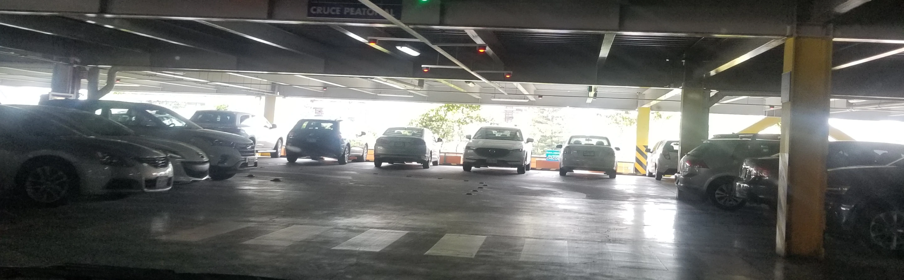 Estacionamientos automatizados con barreras y caja de cobro Cronoteq