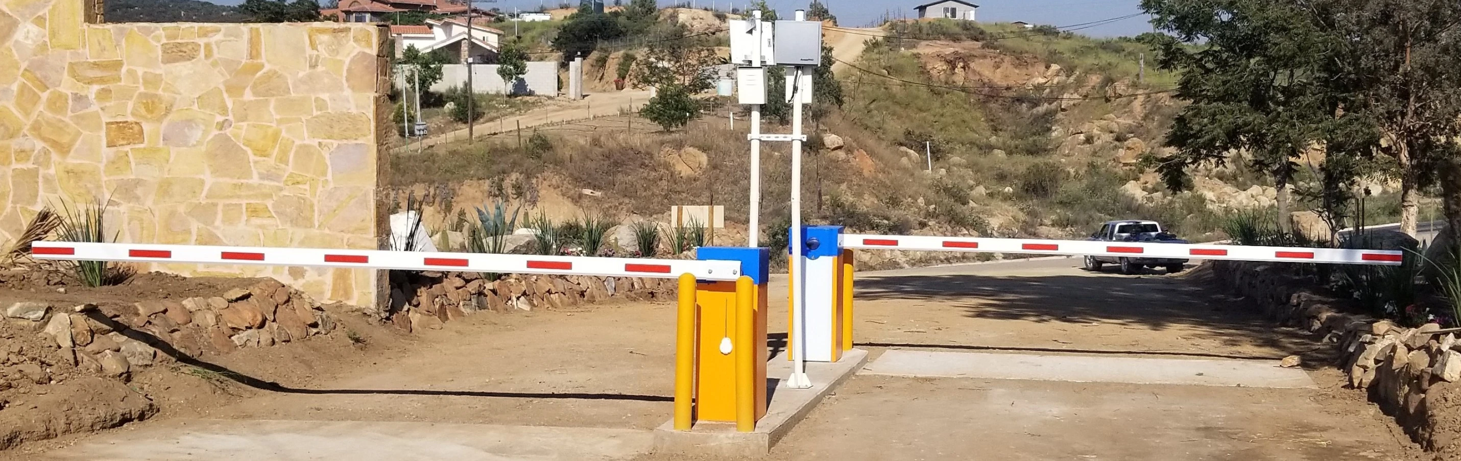 Sistema de acceso vehicular con barreras y tarjetas Cronoteq
